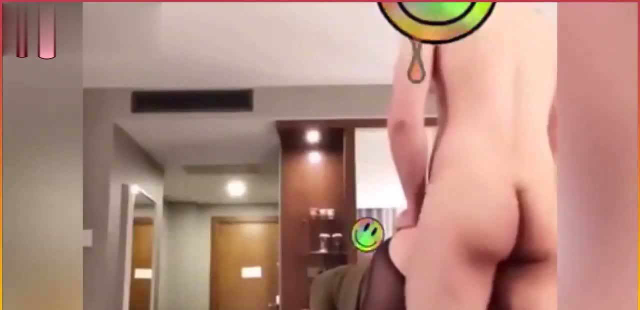 Türbanlıyı otelde domaltıyor
